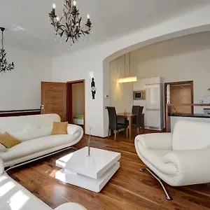 https://historic-centre-apartments-ii.praguehotelsweb.com